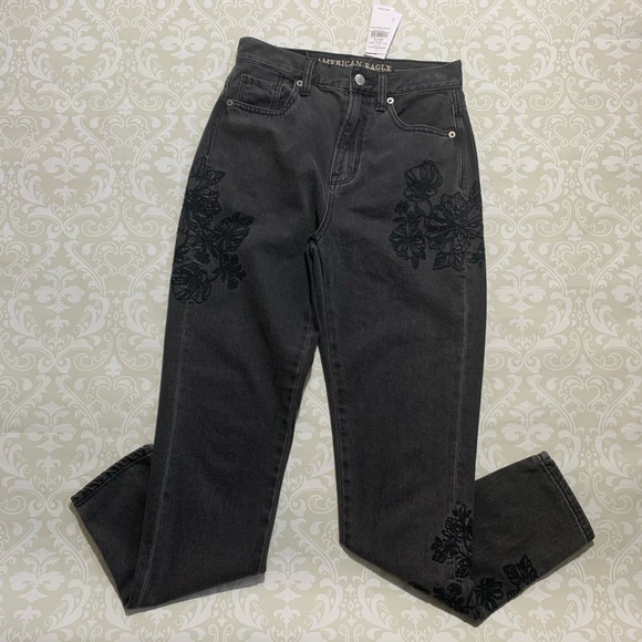 American Eagle Outfitters Denim - AEO embroidered mom jeans size 00 NWT